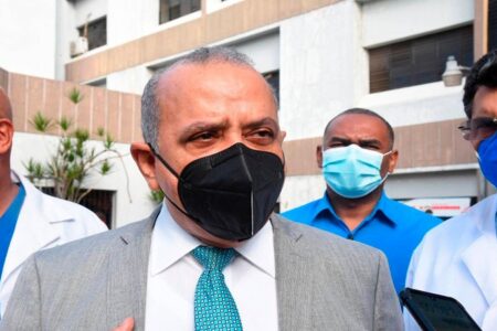 Presidente destituye al ministro de Salud, Plutarco Arias