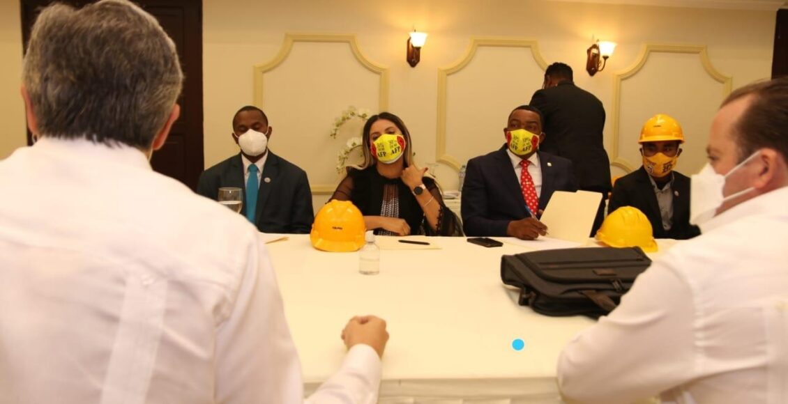 Los ministros José Ignacio Paliza y Luis Miguel De Camps conversan con Pedro Botello y otros que reclaman 30% a AFP.