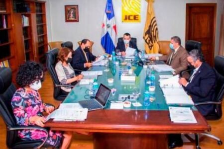 JCE suspende sin sueldos a funcionarios del voto en el exterior