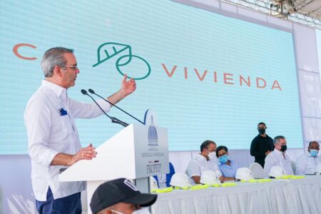 Gobierno lleva proyecto de Eco-Viviendas y “Pinta tu Barrio” a comunidades de Montecristi