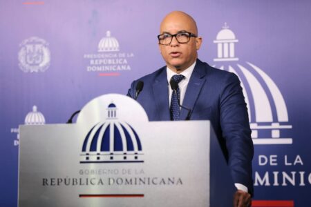 Vocero de Presidencia y director del Diecom dicen cada título de propiedad cuesta al Estado solo RD$ 3,570