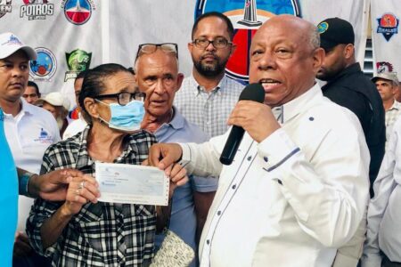 IAD entrega cheques por más de  RD$18 millones a productores de Nagua afectados por Fiona