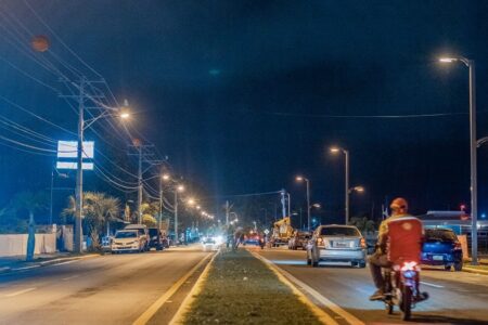 Edesur ilumina el malecón turístico de Barahona