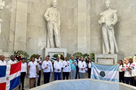 IAD deposita ofrenda floral con motivo del Mes de la Patria