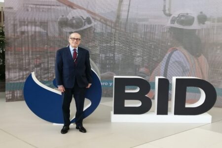 Max Puig llega a Panamá para participar en la Asamblea de Gobernadores del BID