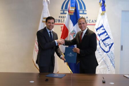 Propeep y el ITLA firman acuerdo para becas de estudios y suministro de protésis 3D