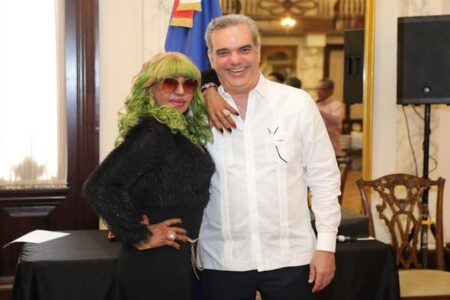 Presidente Luis Abinader distingue con la Medalla  al Mérito Civil a músicos típicos