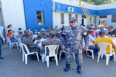 Dirección Regional PN Bani agasaja sus miembros y a reos con almuerzos navideños y rifas