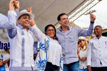 Roberto Ángel juramenta en PRM regidora Gabriela Quezada junto a 203 dirigentes del PLD y FP en Azua