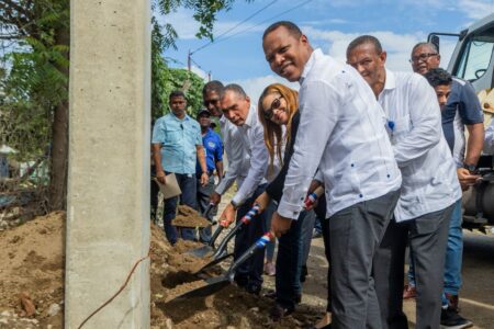 Edesur da primer palazo para rehabilitar las redes, iluminar y electrificar comunidad La Bombita de Azua