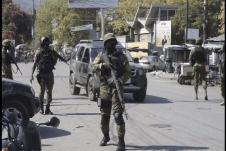 EE.UU. envía soldados para reforzar seguridad en su embajada en Haití