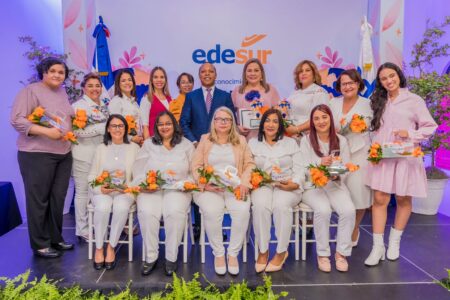 Edesur reconoce a Jatnna Tavárez y a diez colaboradoras destacadas de la empresa con Premio Mujer de Luz